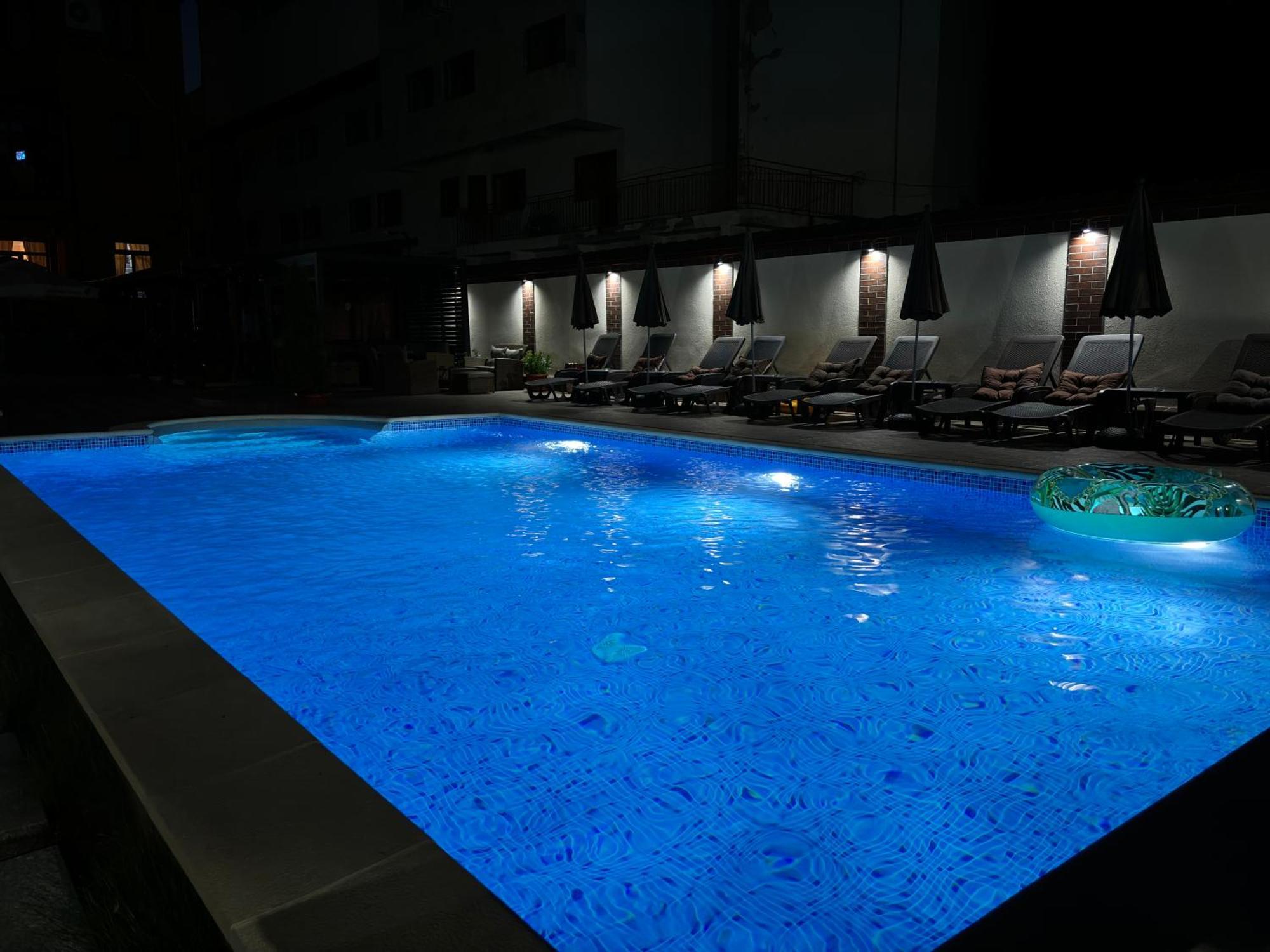 Hotel Rai Τριάβνα Εξωτερικό φωτογραφία