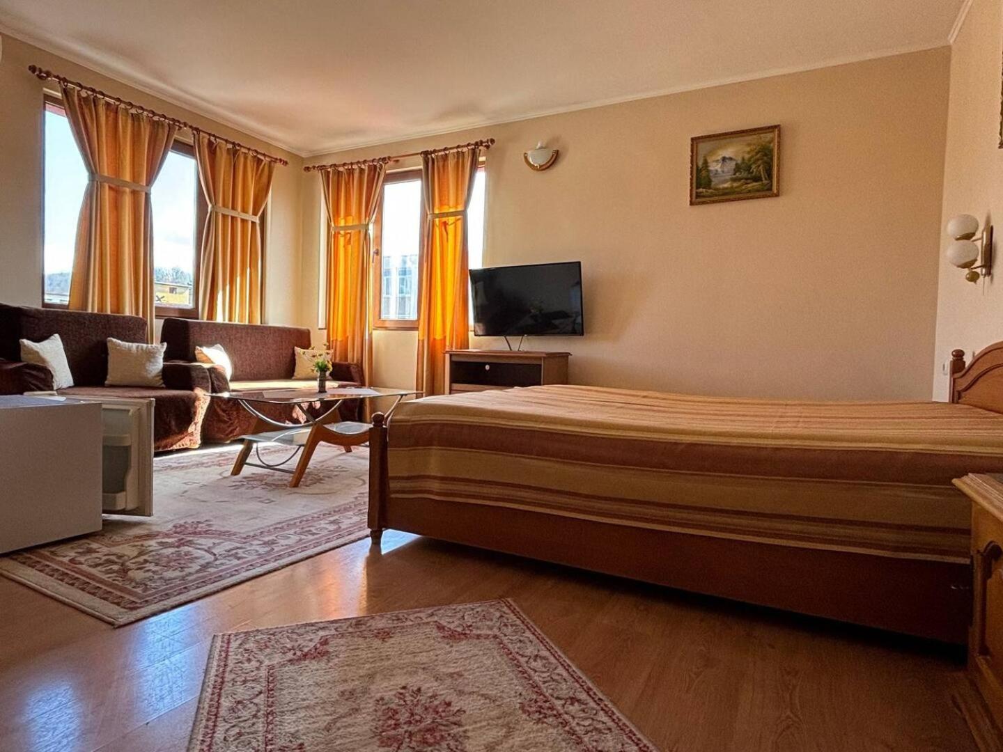 Hotel Rai Τριάβνα Εξωτερικό φωτογραφία