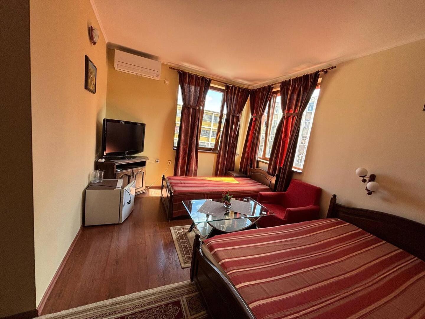Hotel Rai Τριάβνα Εξωτερικό φωτογραφία
