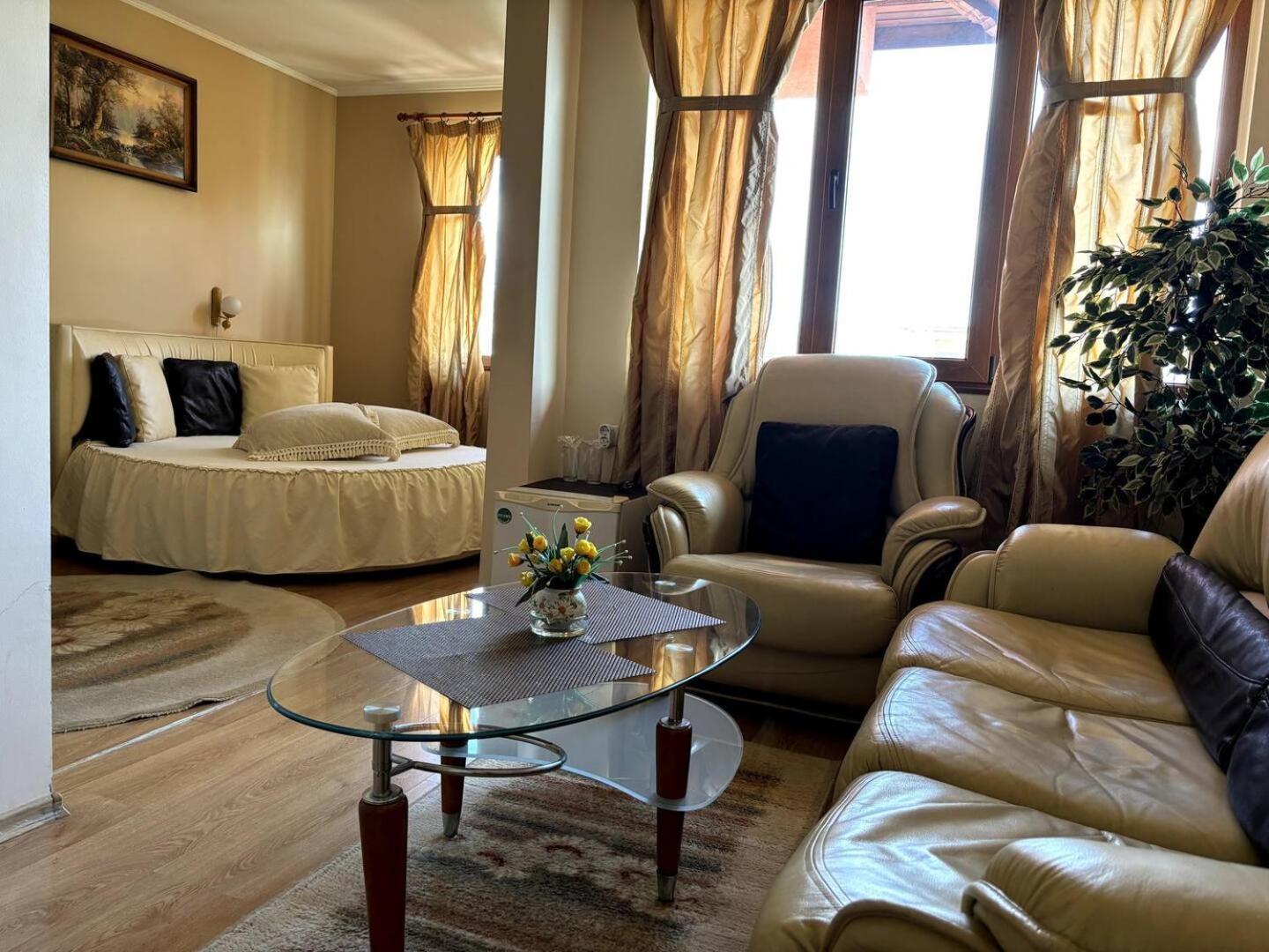 Hotel Rai Τριάβνα Εξωτερικό φωτογραφία