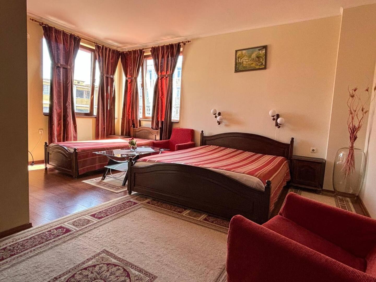 Hotel Rai Τριάβνα Εξωτερικό φωτογραφία