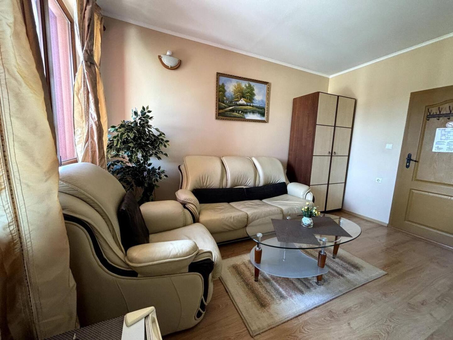 Hotel Rai Τριάβνα Εξωτερικό φωτογραφία