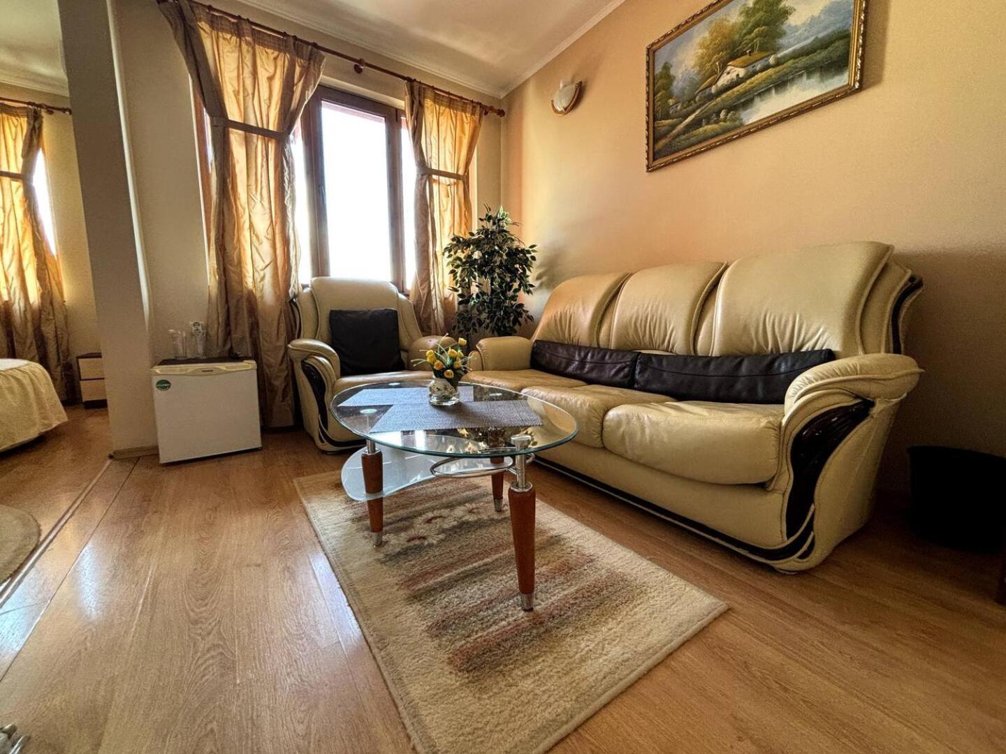Hotel Rai Τριάβνα Εξωτερικό φωτογραφία