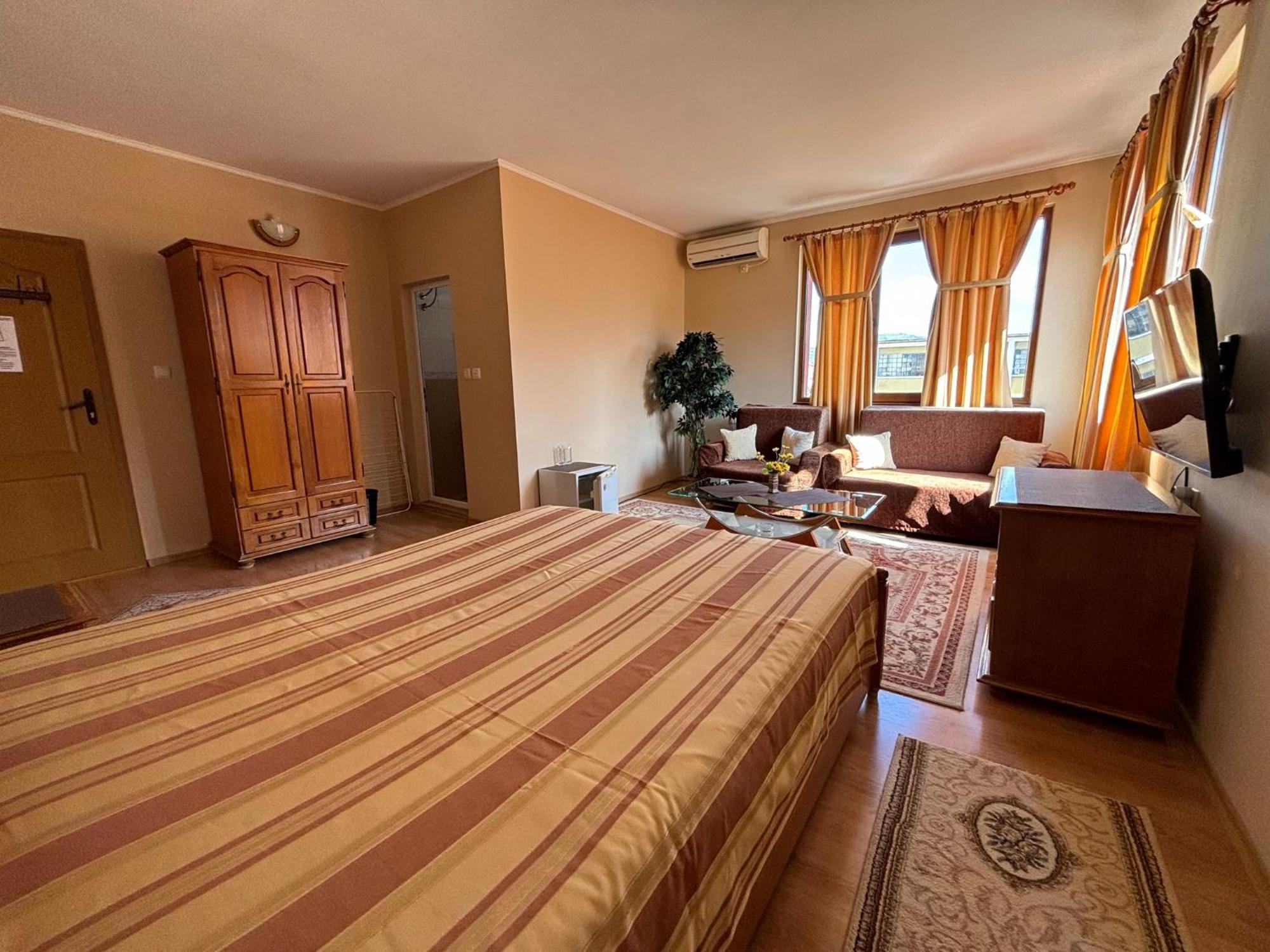 Hotel Rai Τριάβνα Εξωτερικό φωτογραφία